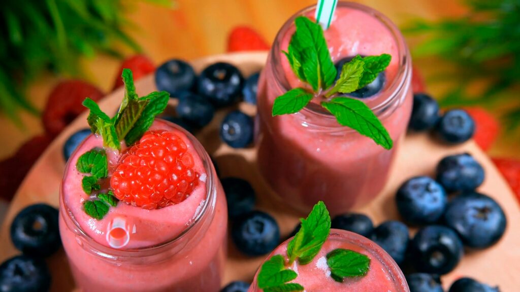 Banana berry smoothie for perimenopause fatigue